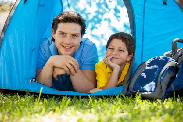 Father and son in tent — Stock Photo, Image