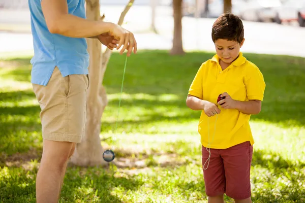 Pai e filho brincando com yo-yo — Fotografia de Stock