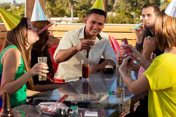 Celebração da Festa de Aniversário em um bar — Fotografia de Stock