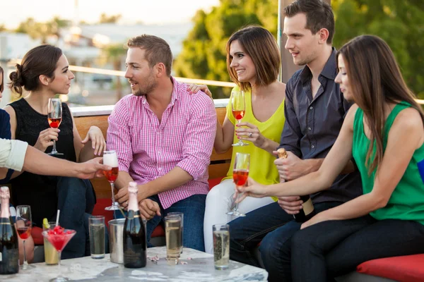 Vrienden plezier in een bar — Stockfoto