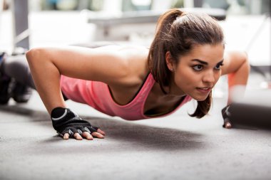 kızı spor salonunda itilir