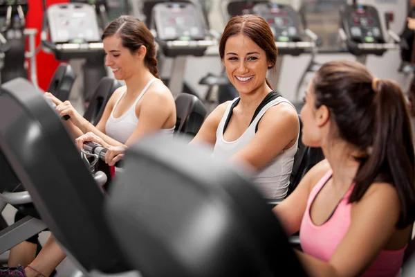 Girls are trained on a simulator — Stock Photo, Image