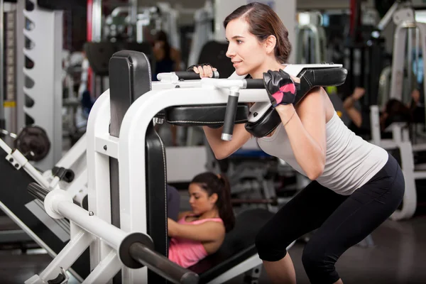 Girls shakes muscle simulator — Stock Photo, Image