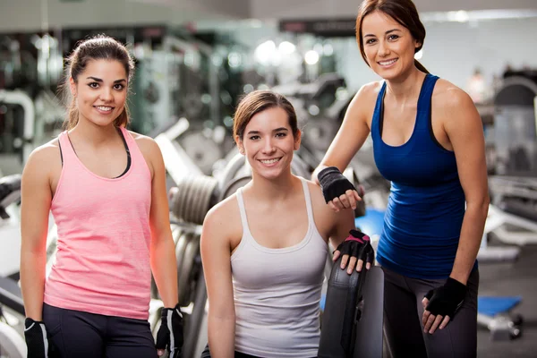 Retrato de tres chicas en el gimnasio — Foto de Stock