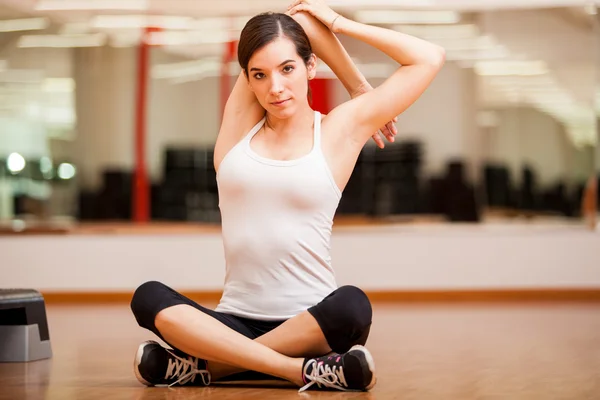 La ragazza è impegnata in ginnastica in una sala di sport — Foto Stock