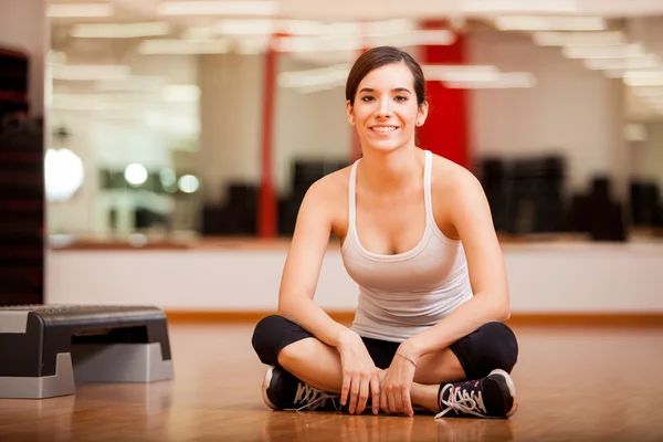 Porträtt av en flicka i gymmet — Stockfoto