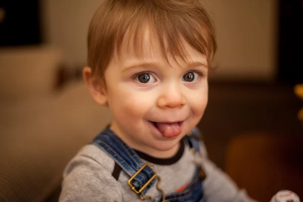 Bebé poner fuera lengua — Foto de Stock