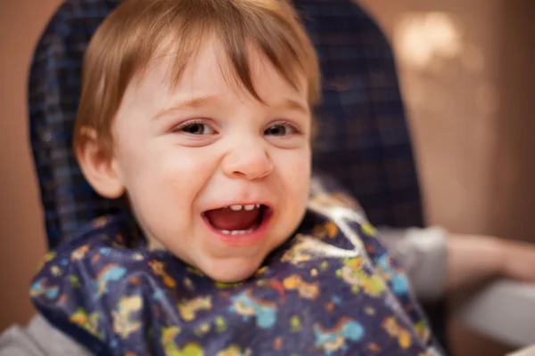 Babyjongen zitten in hoge stoel — Stockfoto