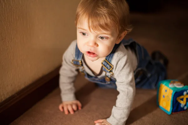 クロールの赤ちゃんの男の子 — ストック写真