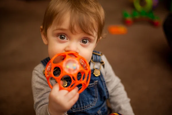 Baby jongen spelen met een speelgoed — Stockfoto