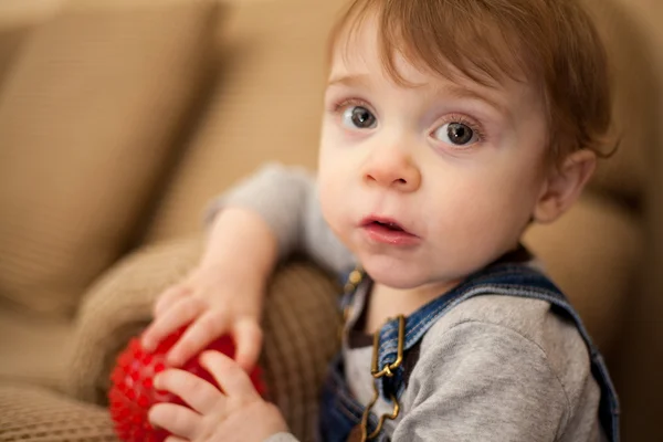 Niño jugando — Foto de Stock