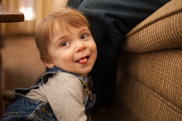 Baby boy sitting on floor — Stock Photo, Image