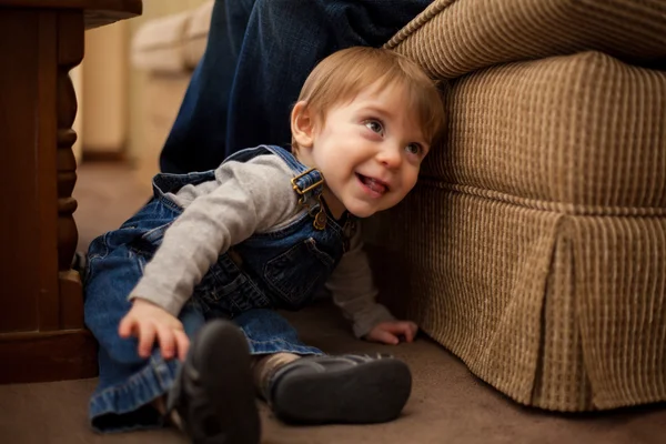 Babyjongen zittend op de vloer — Stockfoto