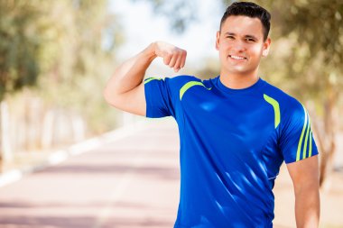 mutlu adam gücünü gösterilen