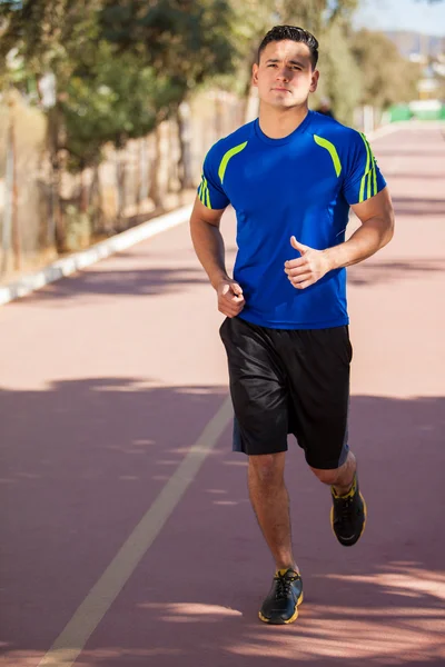 Working out at the running track — Stock Photo, Image