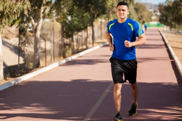 Entraînement de coureur masculin sur la piste — Photo