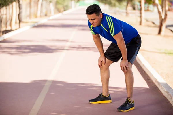 Junge Athletin bekommt etwas Luft — Stockfoto