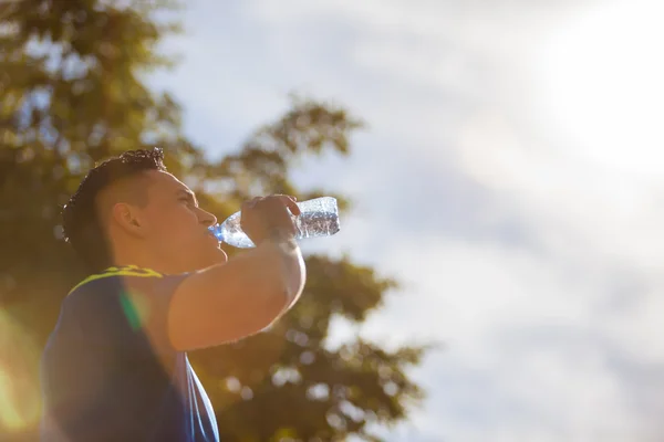 Eau potable par une journée ensoleillée — Photo