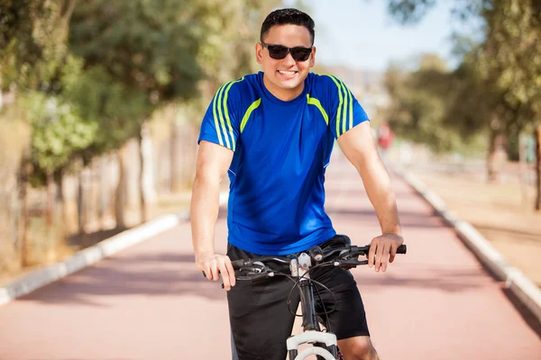 Cooler Typ mit Sonnenbrille auf Fahrrad — Stockfoto