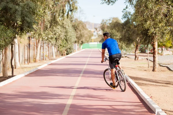 Homem latino andando de bicicleta — Fotografia de Stock