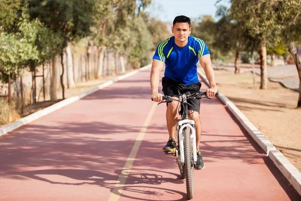 Montar en bicicleta en un día soleado — Foto de Stock