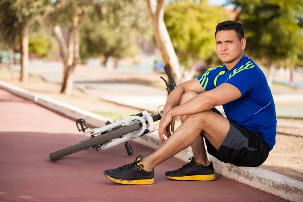 Manlig cyklist tar en paus — Stockfoto