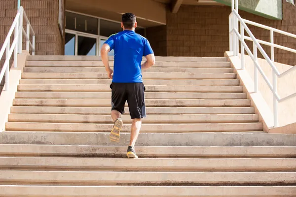 Exercising in a flight of stairs — Stock Photo, Image