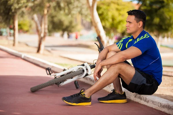 Fit man resting after a bike ride — Stock Photo, Image