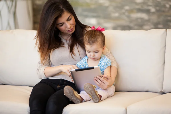 Moeder en dochter met de Tablet PC — Stockfoto