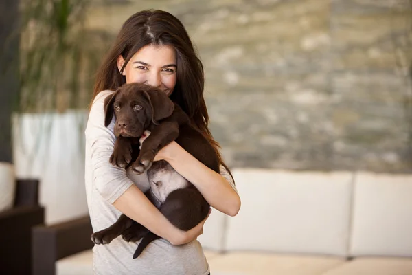 Meisje met hond — Stockfoto