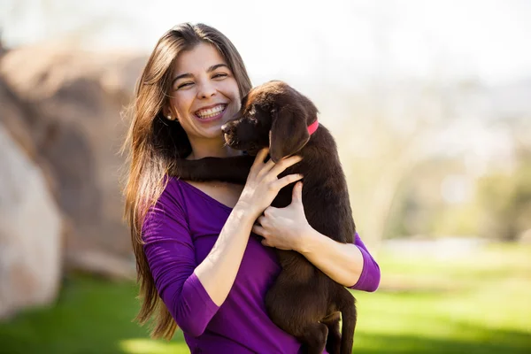 Chica sosteniendo un perro — Foto de Stock