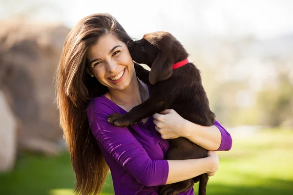 Ragazza che tiene un cane — Foto Stock