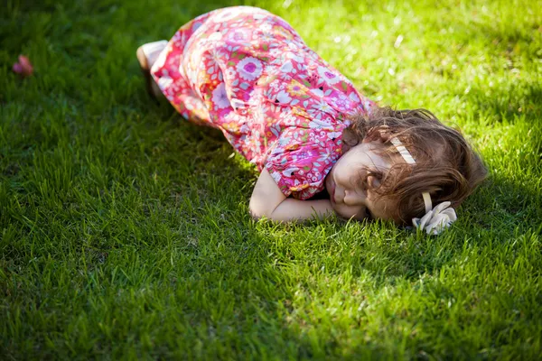 Menina deitada na grama — Fotografia de Stock