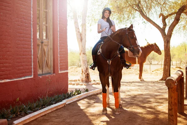 Vrouw rijden een paard op een zonnige dag — Stockfoto