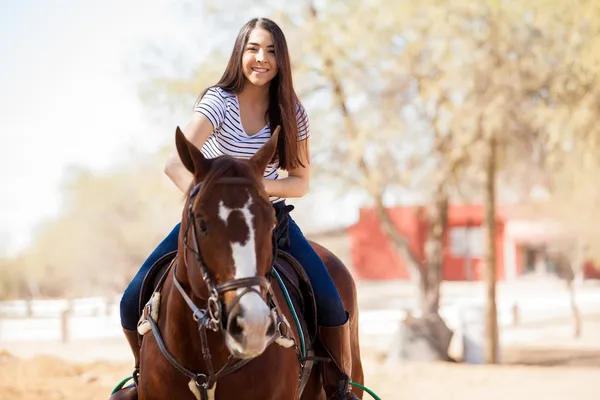 Femme appréciant une promenade à cheval — Photo