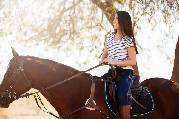 Femme s'amuser à monter un cheval — Photo