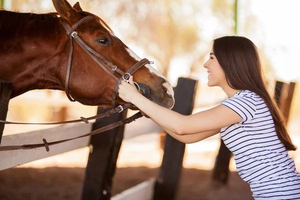 Vrouw aangezicht tot aangezicht met een paard — Stockfoto