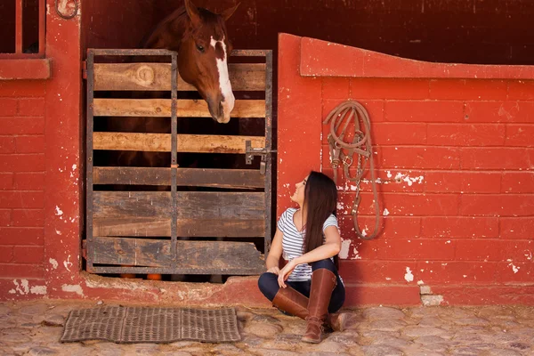 Woman keeping some company to her horse — Stock Photo, Image