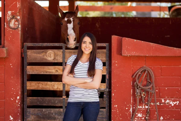 Frau steht neben ihrem Pferd — Stockfoto