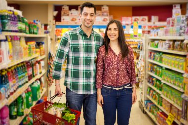 mutlu çiftimiz bazı yiyecek satın