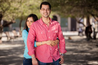 sevimli genç kadın sevgilisi ile takılmak