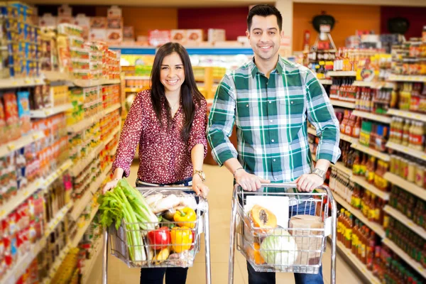 Glückliches Paar beim gemeinsamen Einkaufen — Stockfoto