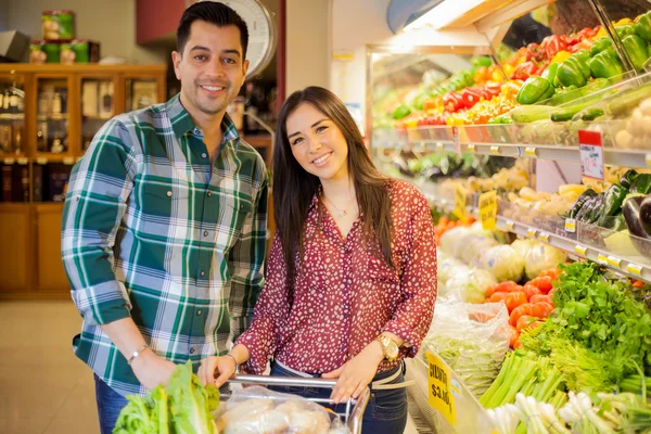 Glückliches hispanisches Brautpaar beim gemeinsamen Einkaufen im Supermarkt — Stockfoto