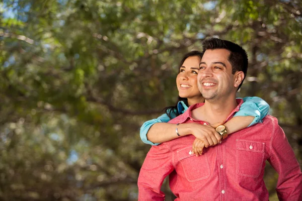 Casal bonito saindo em um parque de bom humor — Fotografia de Stock