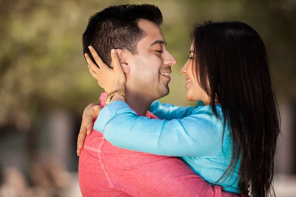 Lyckligt par förälskade utomhus — Stockfoto