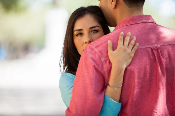 Ung kvinna kramar maken — Stockfoto