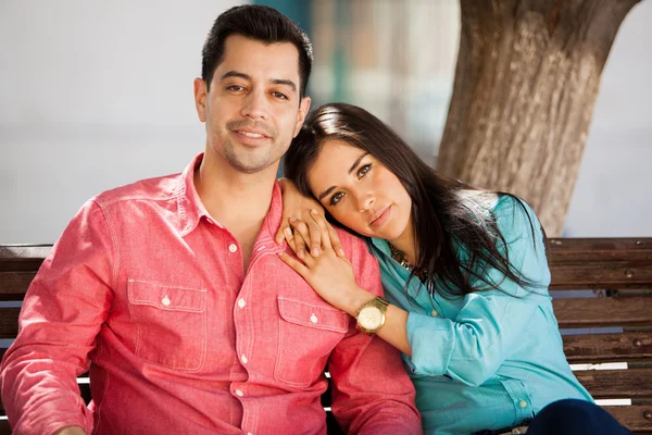 Lindos jóvenes recién casados enamorados sentados en el banco en el parque —  Fotos de Stock