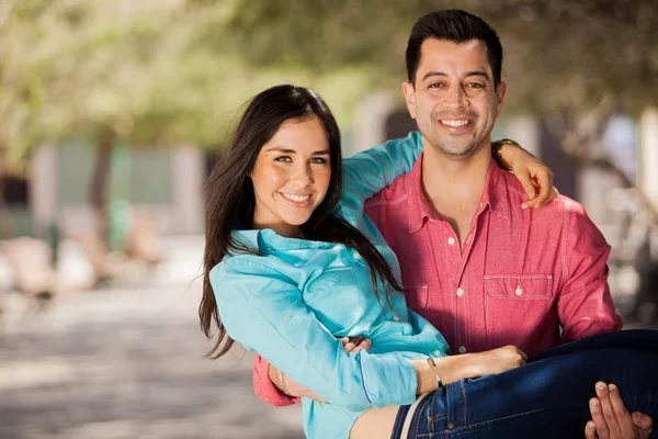 Feliz jovem casal se divertindo no parque — Fotografia de Stock