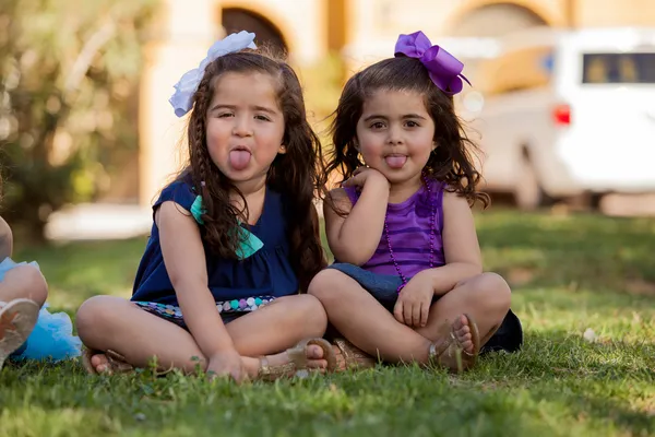 Süße kleine Freunde, die zusammen Spaß haben und ihre Zunge herausziehen — Stockfoto