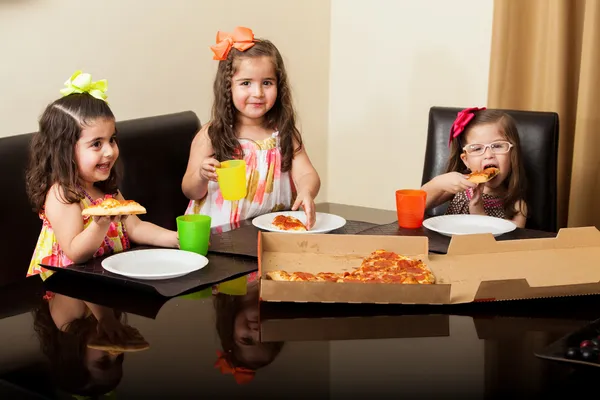 Portret van een groep van drie kleine vrienden met pizza-avond thuis — Stockfoto